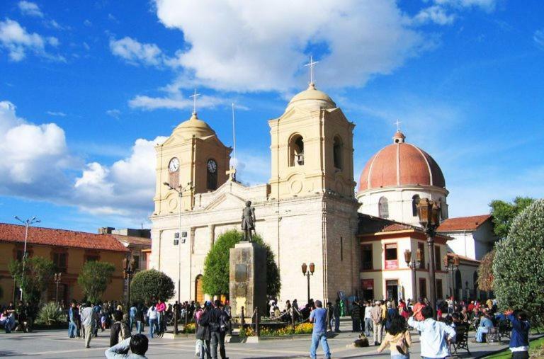 Casa Blanca Hospedaje Huamancaca ภายนอก รูปภาพ